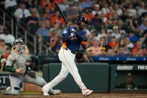 Muncy's solo homer caps off A's rally as Oakland beats Houston 7-6