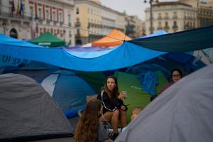 Spanish housing protests spread as government prepares its response