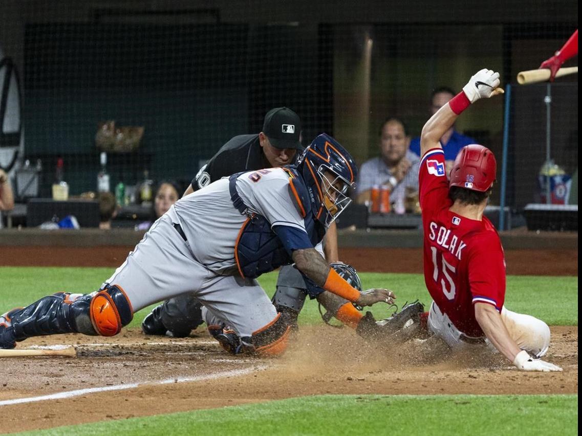 Correa hits RBI double in 10th, Astros rally past M's 5-4