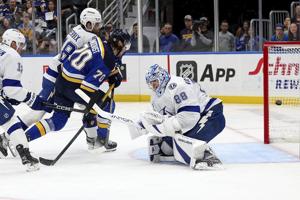 Blues rally after losing Dylan Holloway to injury to beat Lightning 3-2