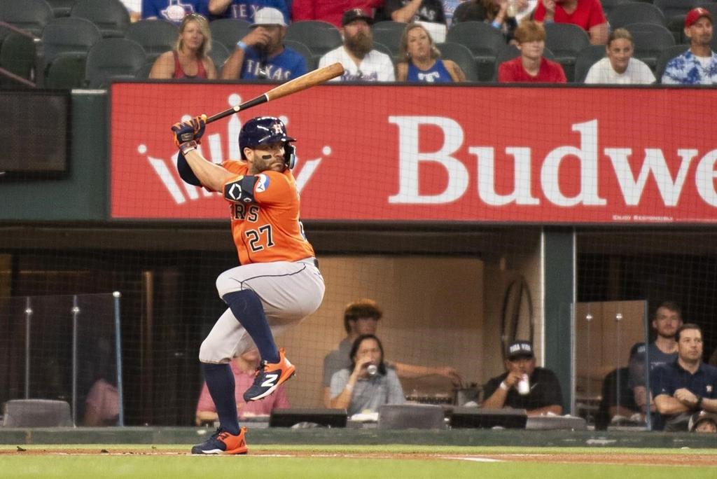 Astros rally for 12-11 win to take series over AL West-leading