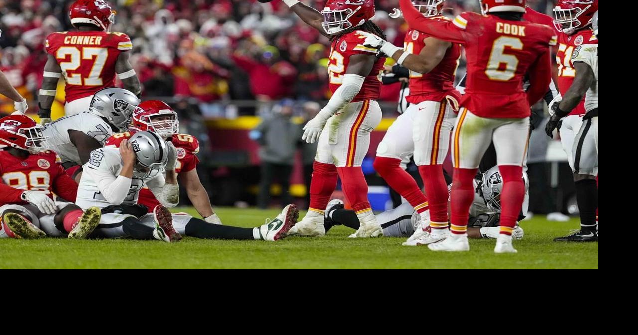 Chiefs recover botched snap by Raiders in closing seconds, clinch playoff berth with 19-17 victory