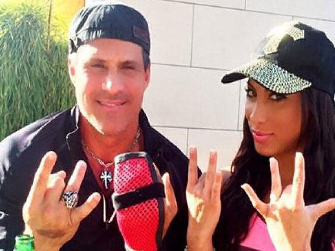 Jose Canseco pranks Internet, still has middle finger