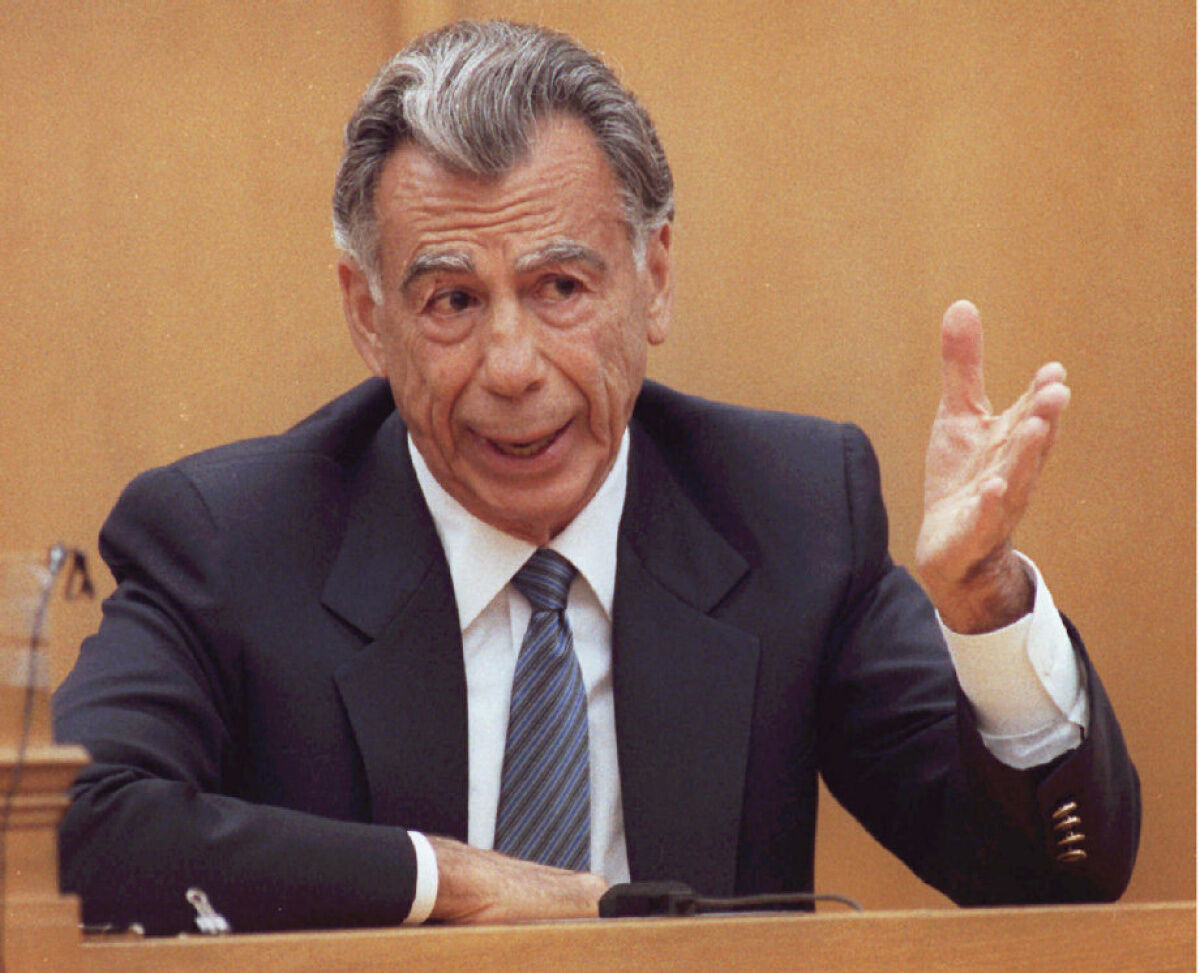 Kirk Kerkorian, Las Vegas billionaire, dies at 98 pic picture