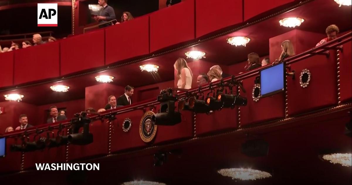 Trump mostly cheered while attending opening night of ‘Chicago’ at the ...