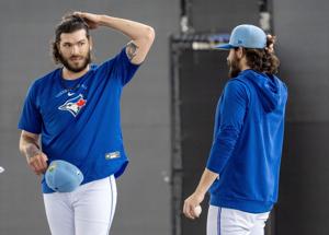 マイク・ウィルナー：ブルージェイズのコディ・ポンセが春のデビュー戦でストライクを投げるが、おそらく意図よりも数本多くストライクを投げる