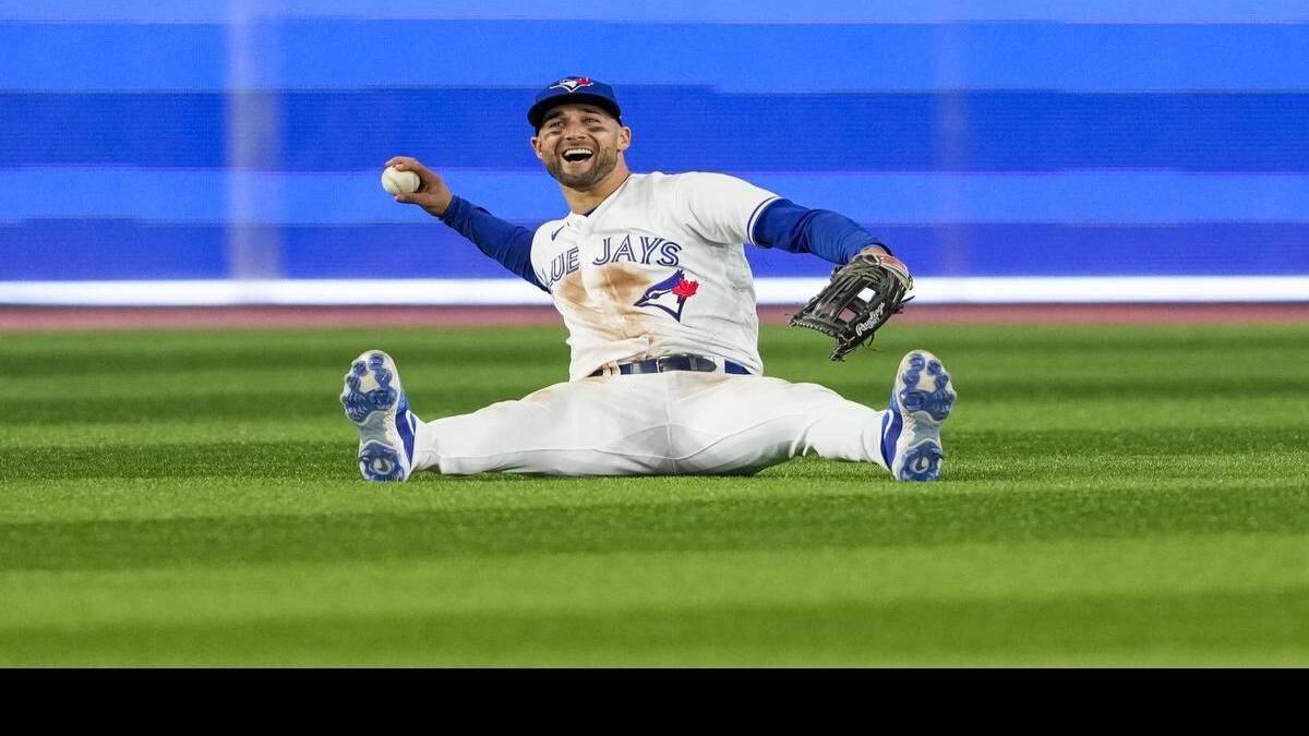 Young Blue Jays fan ecstatic with gift from Kevin Kiermaier