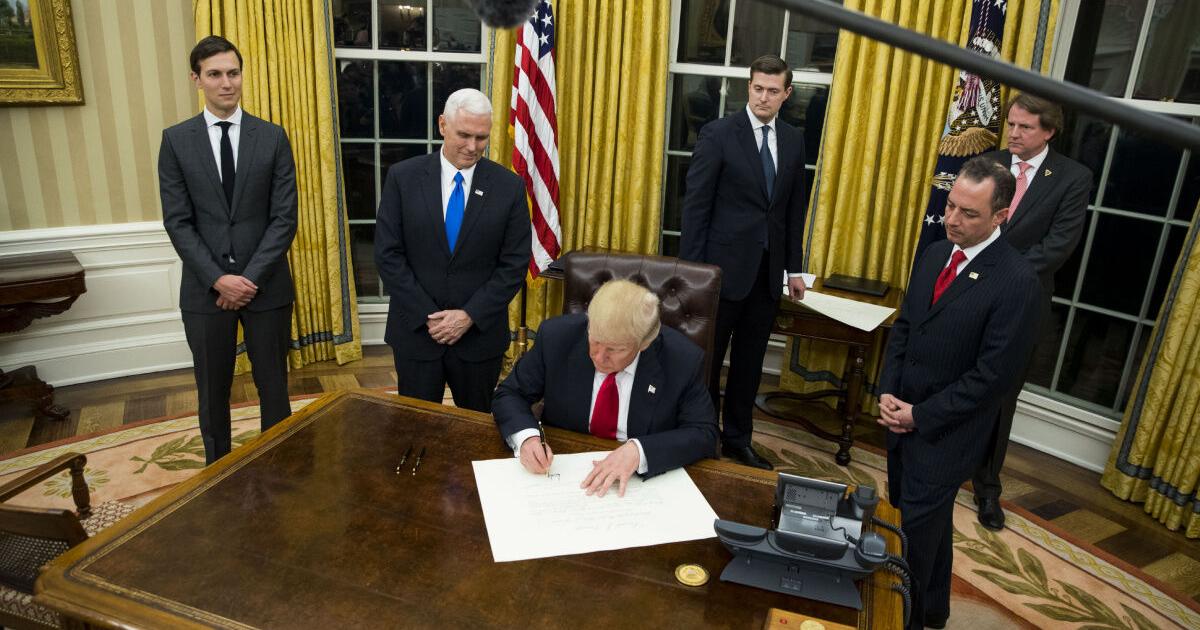 Trump Rug President Trump rolls out golden rug, curtain in redecorated Oval Office