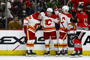 Pelletier scores twice as hot Flames beat Blackhawks 5-2