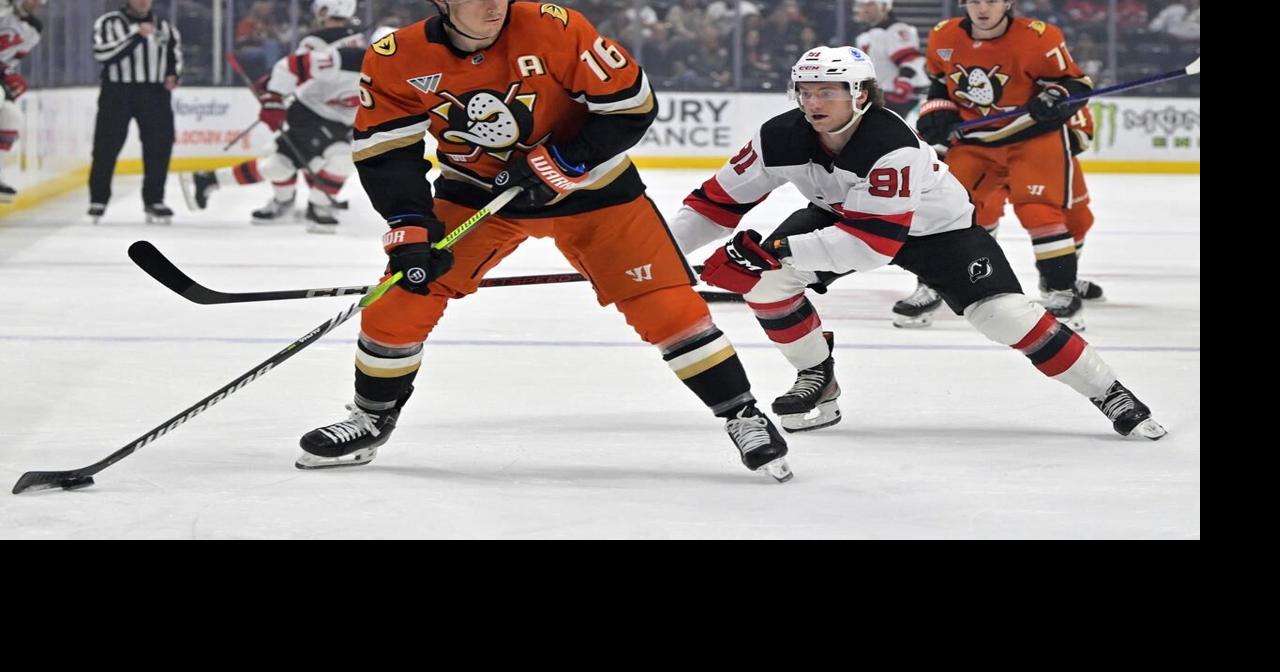 Ryan Strome scores the late winner in the Ducks' 3-2 victory over the Devils
