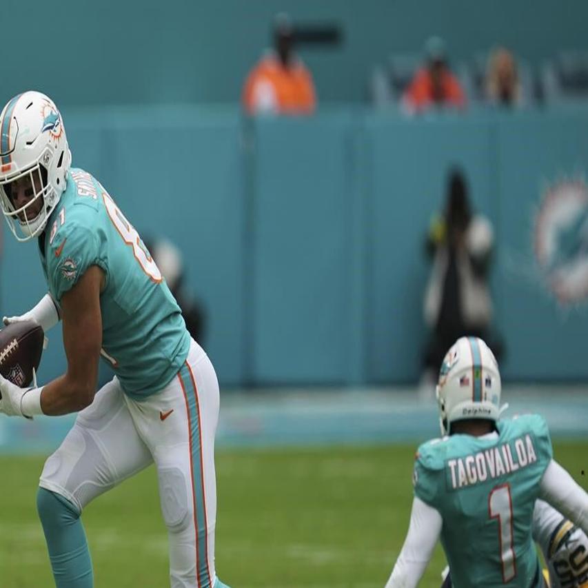 What happened to Teddy Bridgewater? Dolphins QB suffers injury to throwing  hand on pick-6 play vs. Patriots