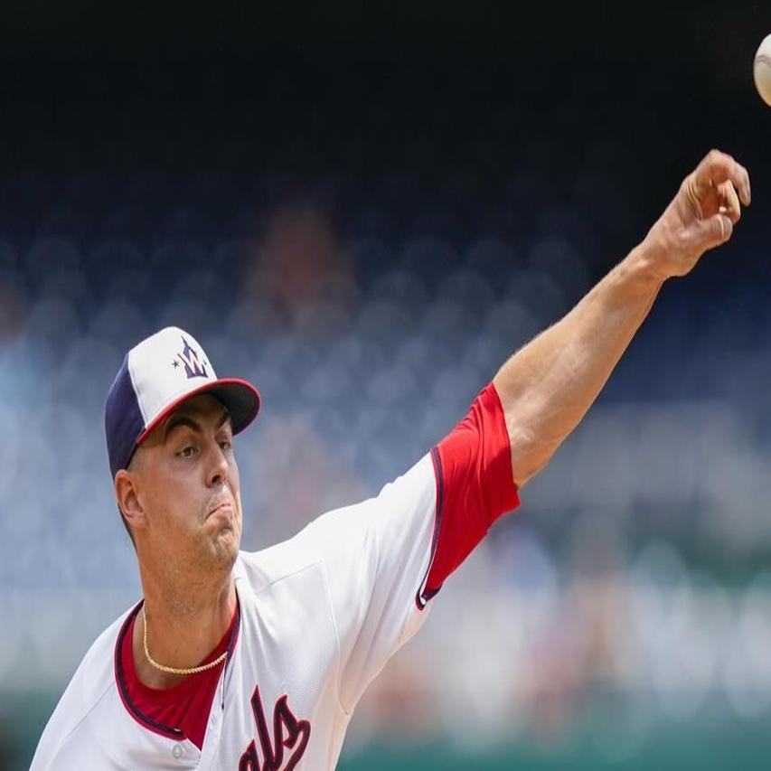 Washington Nationals' Ildemaro Vargas, right, beats a tag by