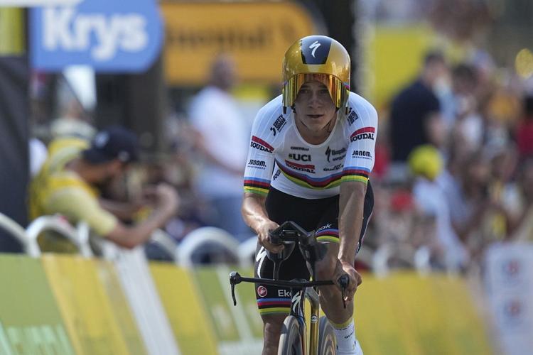 Evenepoel's stunning time trial win as Pogačar takes Tour de France yellow jersey