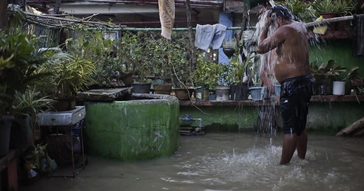 Sapilitang inilikas ng Pilipinas ang pagod na bagyo sa libu-libong mga taganayon habang papalapit ang pinakabagong bagyo Sapilitang inilikas ng Pilipinas ang pagod na bagyo sa libu-libong mga taganayon habang papalapit ang pinakabagong bagyo