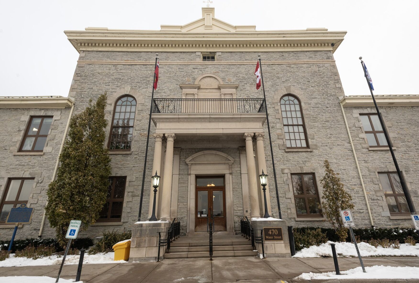 Policial acusado por agredir Ontario Crown advogado no meio de uma perigosa audiência de infrator