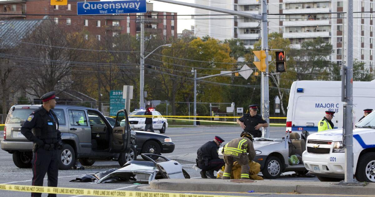 2 dead, 1 airlifted to hospital after Mississauga collision