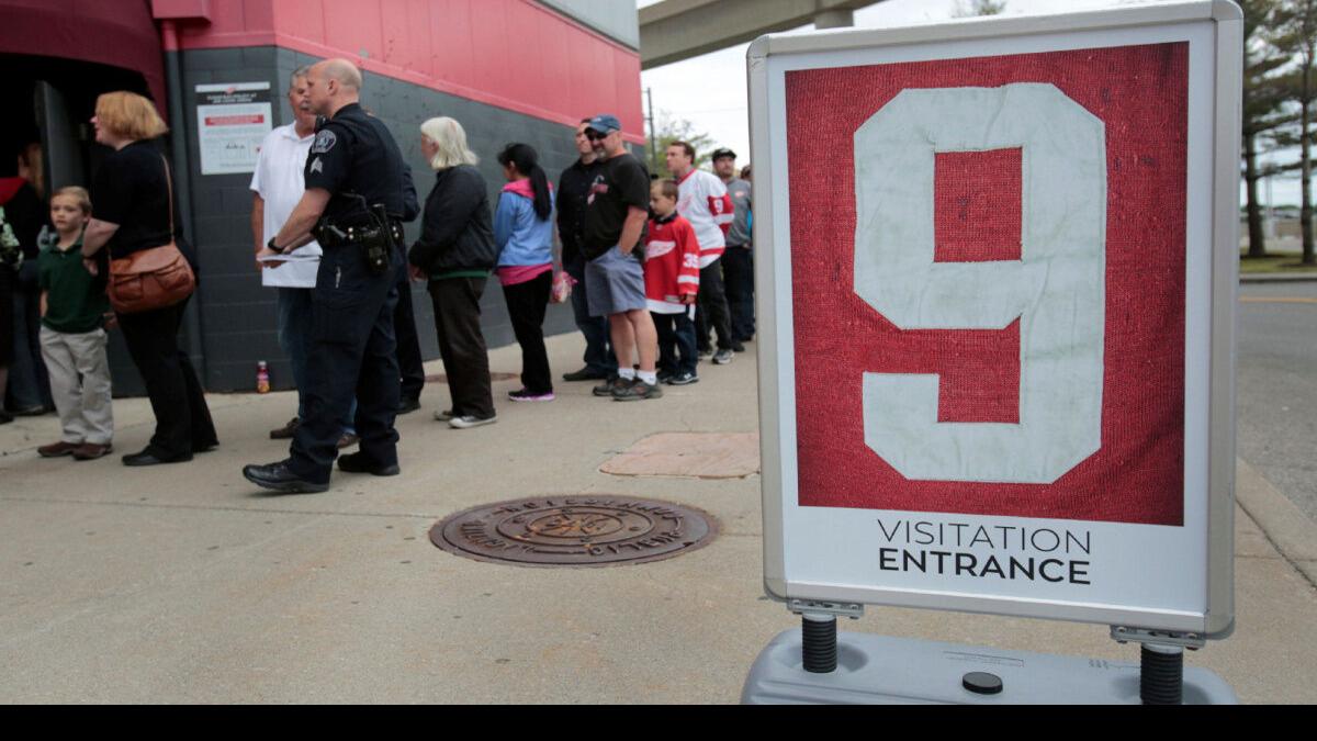 Fans pay respect to Gordie Howe at Joe Louis Arena