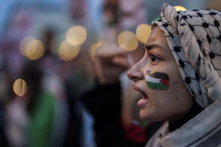Egypt's border crossing opens to let a trickle of desperately needed ...