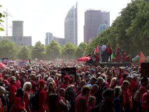 Величезна натовп чинить тиск на голландський уряд, щоб отримати припинення ізраїльської кампанії в газі Величезна натовп чинить тиск на голландський уряд, щоб отримати припинення ізраїльської кампанії в газі