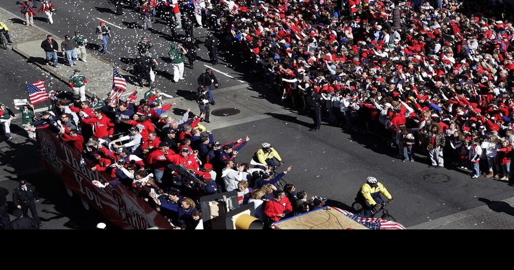 Fans roar as Phillies parade through Philly