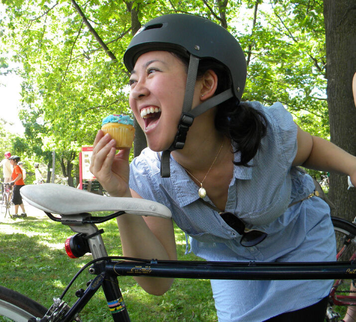 Cake loving cyclist starts a cupcake tour of Toronto