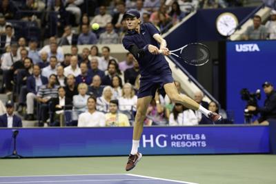 Jannik Sinner takes his U.S. Open title defense into the semifinals by beating Musetti