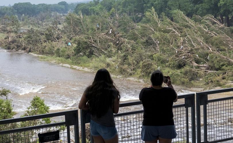 Risk of further floods in Texas during desperate search for missing as death toll tops 80