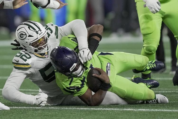 Seahawks QB Geno Smith exits with knee injury against Green Bay and will undergo testing