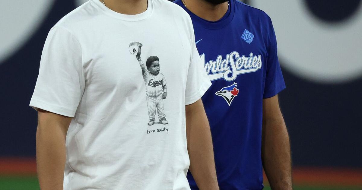 Bo Bichette wears t-shirt with photo of a young Vladimir Guerrero Jr.