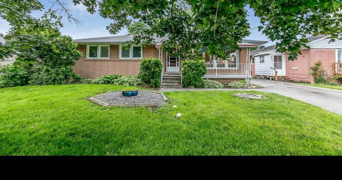 What two bungalows sold for in Richmond Hill and Port Perry