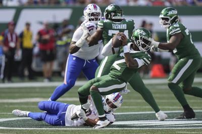 Jets' Justin Fields in concussion protocol, Tyrod Taylor could start vs. Buccaneers