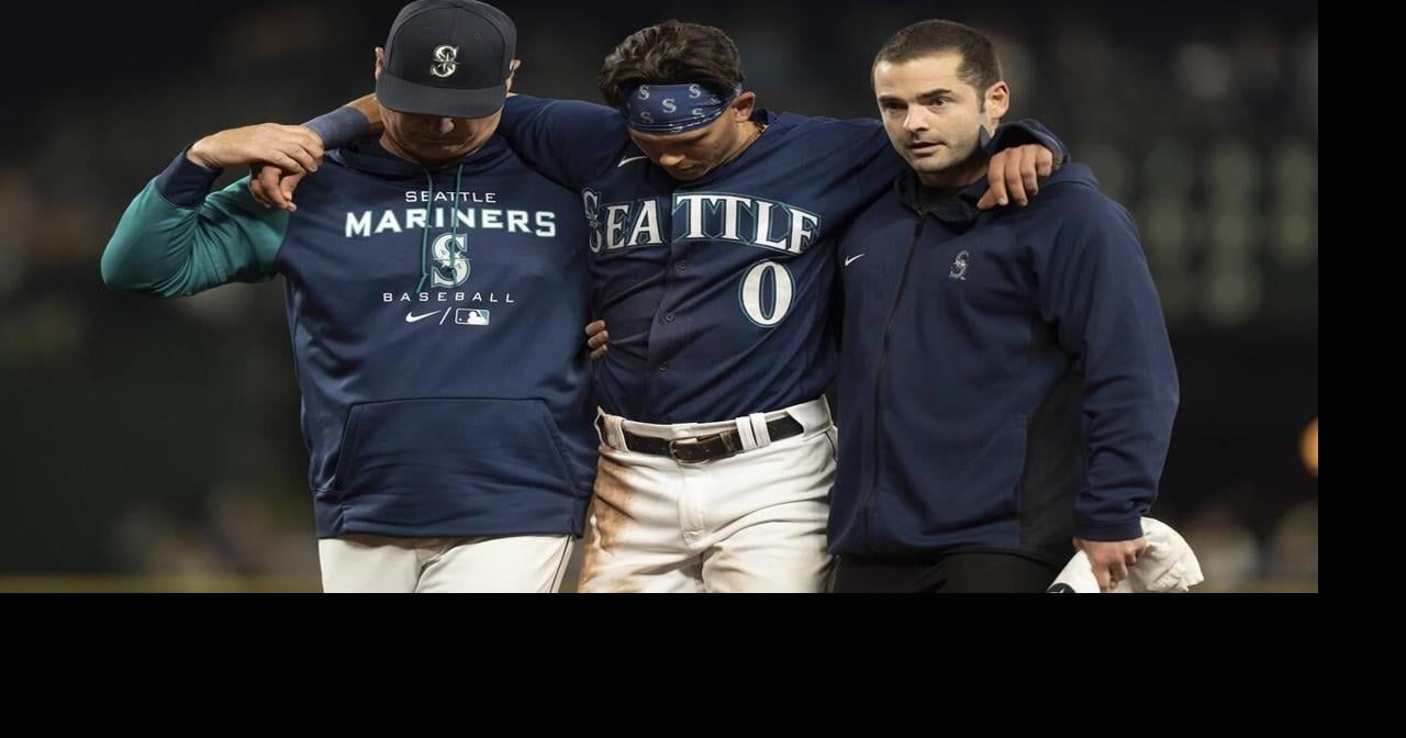 Seattle Mariners' Eugenio Suarez, right, is congratulated by Sam