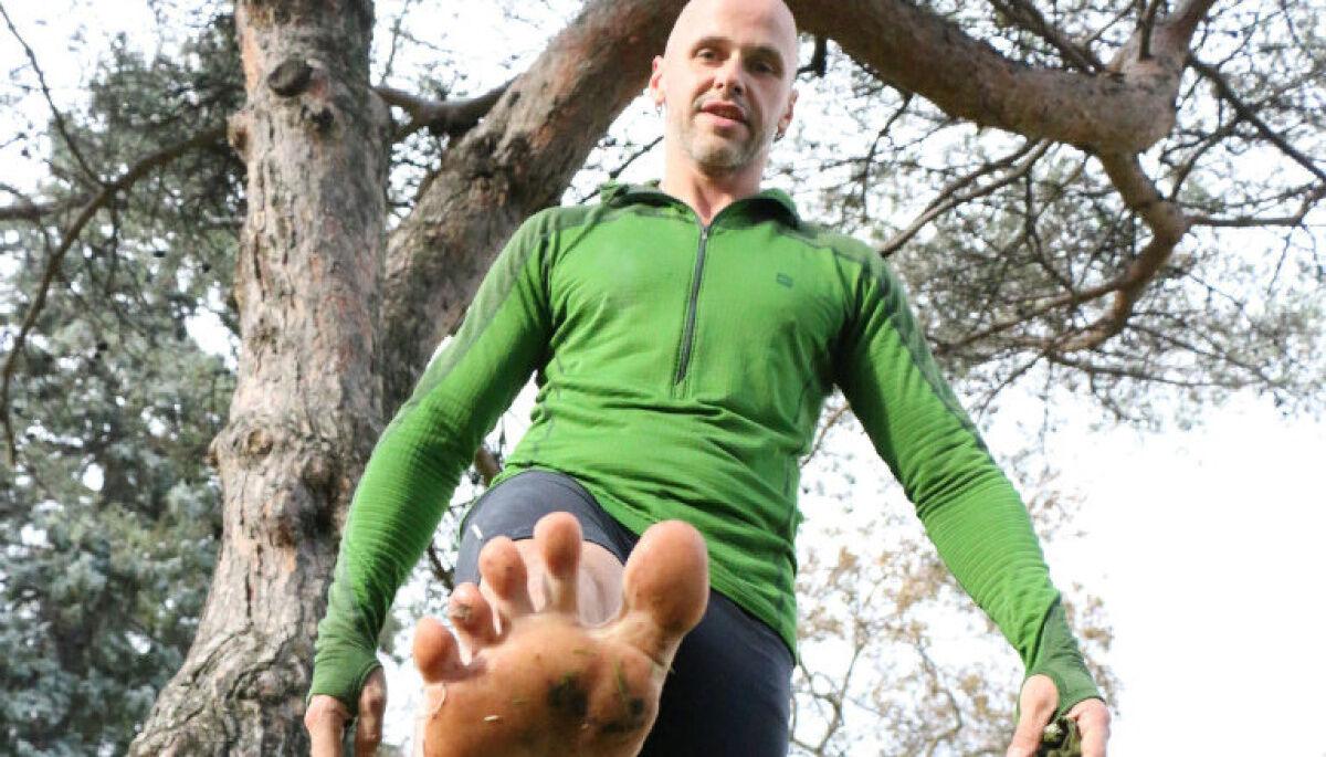 Why some Canadians run barefoot — in the snow