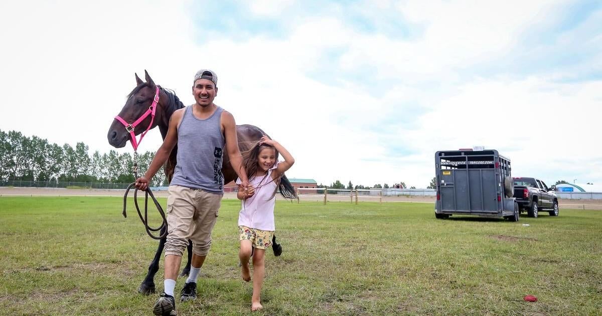 Indian relay racing at Calgary Stampede showcases tradition at top speed