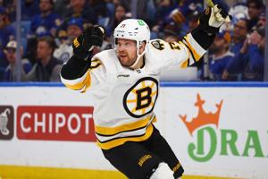 Arvidsson scores twice as Bruins beat Sabres 4-2 to even series at 1-1