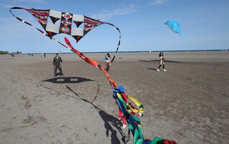 Kiteflying club members meet at Woodbine Beach