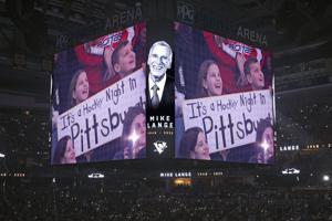 Penguins honor late Hall of Fame broadcaster Mike Lange during emotional pregame ceremony