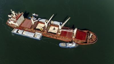 Operation to free ship run aground in St. Lawrence River near Montreal complete