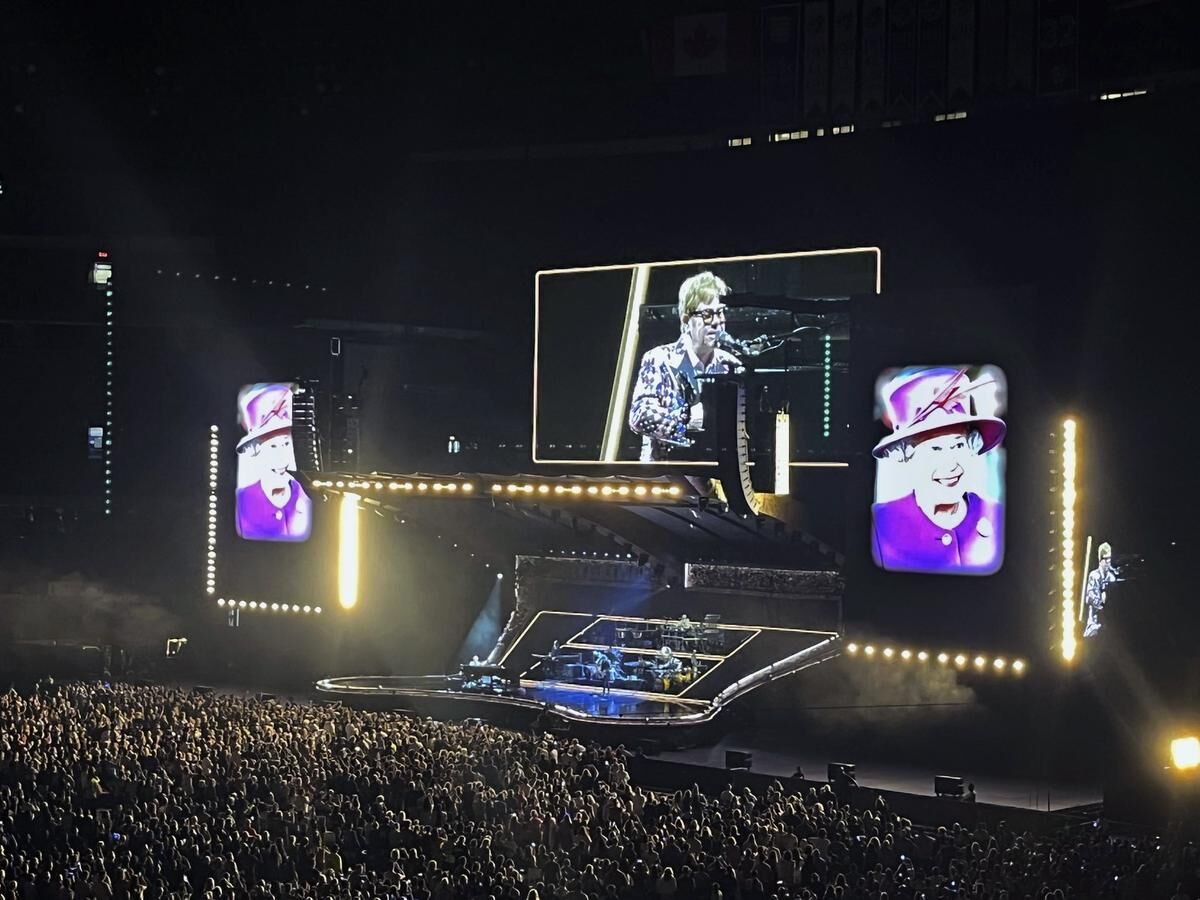 Elton John pays tribute to Queen Elizabeth II