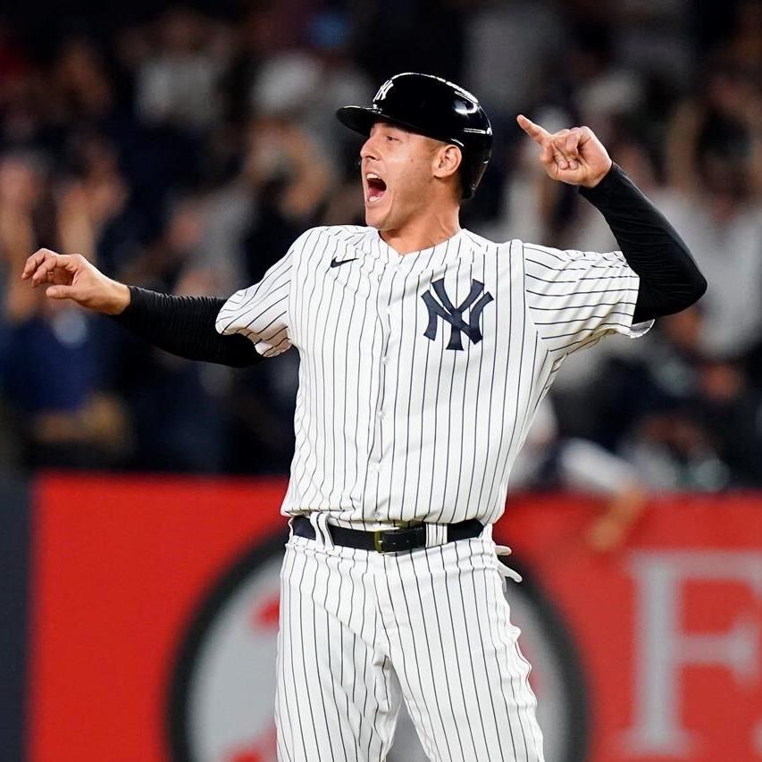 Yankees outlast Padres 10-7 thanks to 7-run third