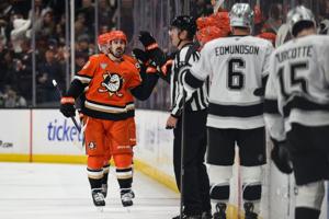 Carlsson scores late in regulation, Ducks rally for 5-4 shootout win over Kings