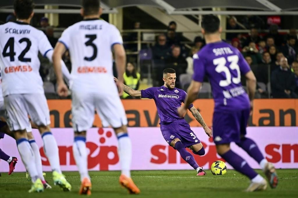 Arthur Cabral's penalty goal preserves Fiorentina's unbeaten run at 14