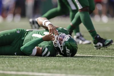 Jets QB Justin Fields leaves game vs. Bills to be checked for a concussion