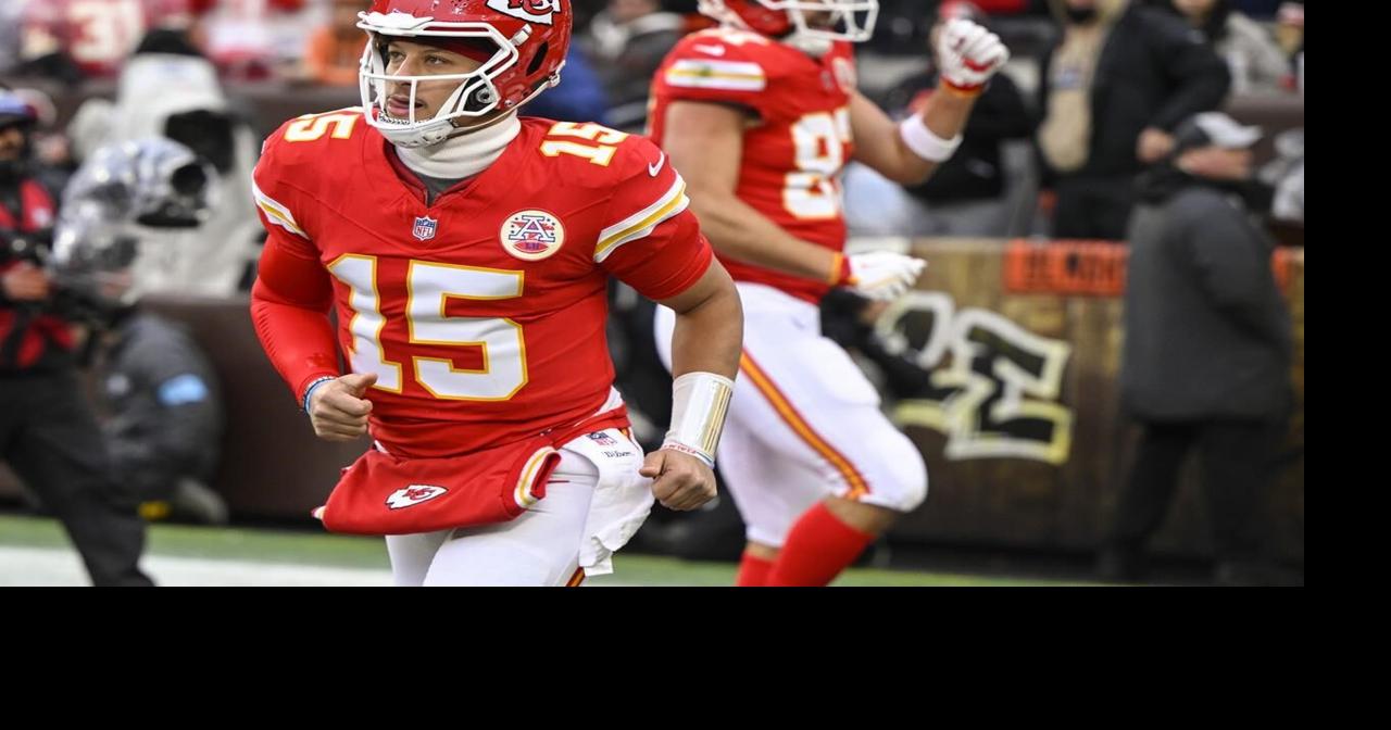 Mahomes throws 2 TD passes, leaves with ankle injury in Chiefs' 21-7 win. X-rays negative on star QB