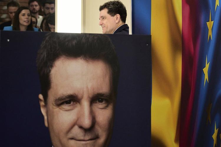 Romania braces for crossroads presidential runoff viewed as a choice between East or West