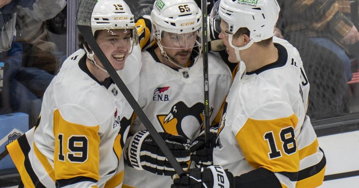 Sidney Crosby scores in 4th straight game in the Penguins' 3-0 victory over the Predators
