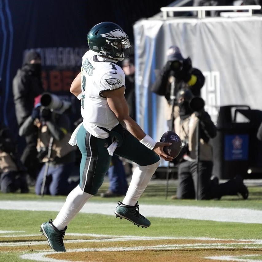 Hurts runs for 3 TDs as Eagles squeeze by Bears 25-20 - The San