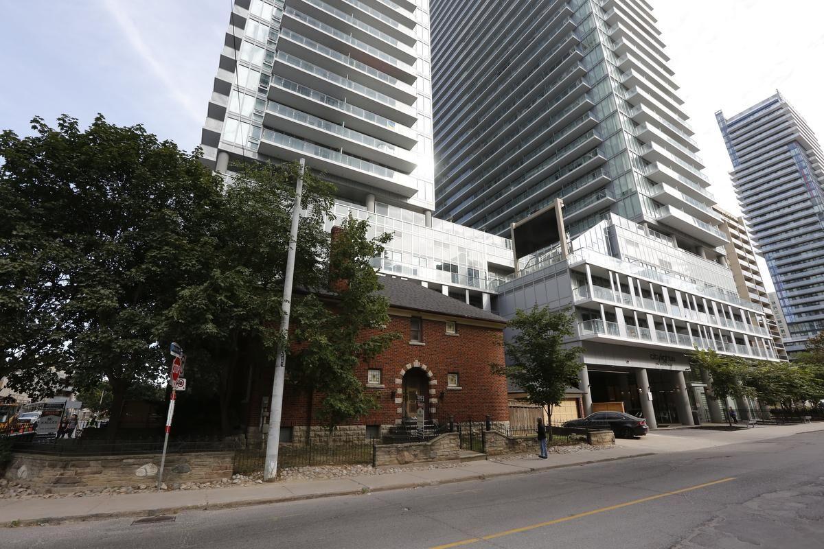 Yonge and Eglinton holdout home sold 1 million over asking