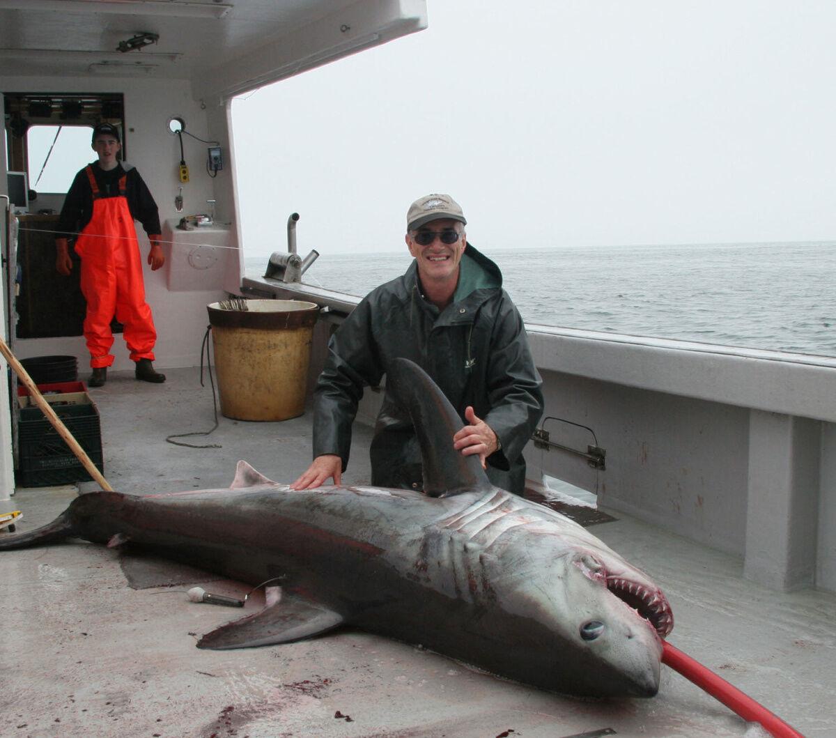 Canada's shark hunters get to keep their jobs