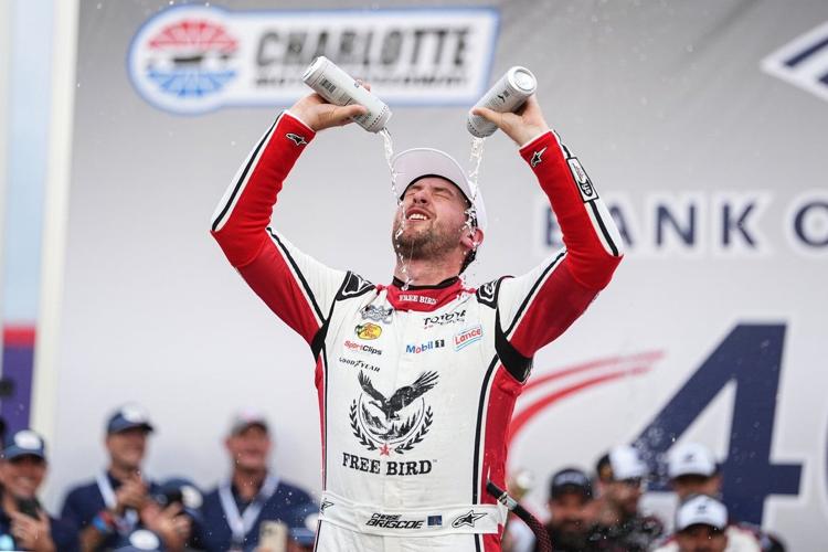 Larson Starts 22nd at Phoenix, Threatens Chase Lead
